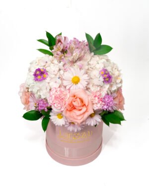 Box floral con hortensias, rosas rosadas y flores de temporada de LaRoza Florería en Lima